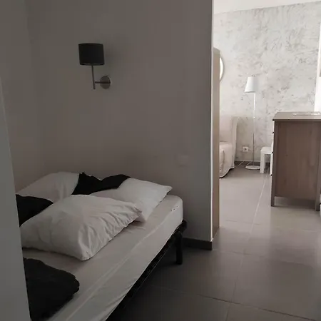 Apartment T1 Hyeres, Calme, Piscine, Clim, Wifi, Parking, Centre Hyeres